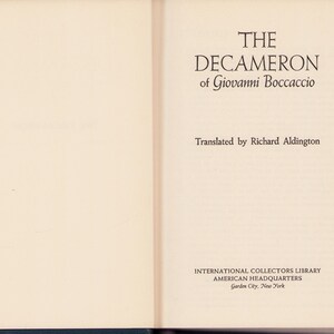 Pu&ograve; includere: Libro aperto con il titolo "THE DECAMERON of Giovanni Boccaccio", tradotto da Richard Aldington. Pubblicato da International Collectors Library, American Headquarters, Garden City, New York.