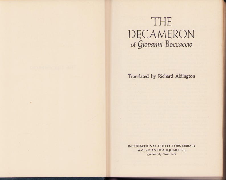 Pu&ograve; includere: Libro aperto con il titolo "THE DECAMERON of Giovanni Boccaccio", tradotto da Richard Aldington. Pubblicato da International Collectors Library, American Headquarters, Garden City, New York.