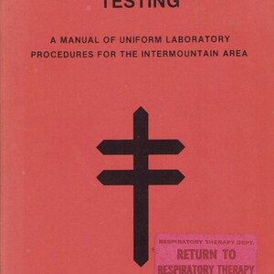 Pode incluir: Um livro vermelho intitulado "CLINICAL PULMONARY FUNCTION TESTING" com texto preto. Apresenta um símbolo preto em forma de cruz e um autocolante que diz "RETURN TO RESPIRATORY THERAPY". Publicado pela Intermountain Thoracic Society.