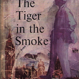 Puede incluir: Portada de libro vintage titulada "The Tiger in the Smoke". La portada presenta una silueta caminando frente a una ilustración en acuarela de monumentos de Londres, incluyendo el Big Ben y el London Bridge. La paleta de colores es principalmente morada y beige.