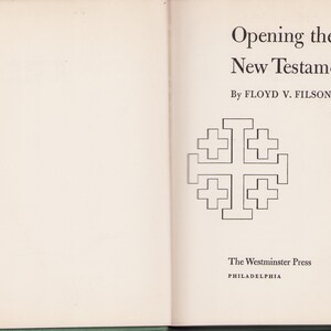 Może przedstawiać: Otwarta książka zatytułowana "Opening the New Testament" autorstwa Floyda V. Filsona. Okładka książki przedstawia czarno-biały wz&oacute;r krzyża. Opublikowane przez The Westminster Press w Filadelfii.