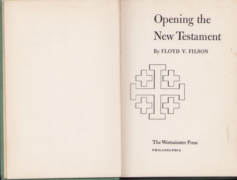 Może przedstawiać: Otwarta książka zatytułowana "Opening the New Testament" autorstwa Floyda V. Filsona. Okładka książki przedstawia czarno-biały wz&oacute;r krzyża. Opublikowane przez The Westminster Press w Filadelfii.
