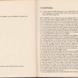 Pu&ograve; includere: Pagine di un libro aperto con testo nero su sfondo color crema. Visibile il titolo "FOREWORD" e la frase "Translation Copyright 1930 by Doubleday & Company, Inc."