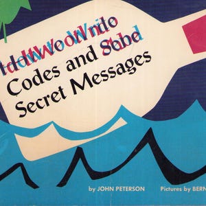 Op de afbeelding: Een boekomslag met een crèmekleurige fles die in blauw water met zwarte golfpatronen drijft. De tekst luidt "Codes and Secret Messages" door John Peterson, met illustraties van Bernice Myers. Een kleine groene vogel zit op de flessenhals.