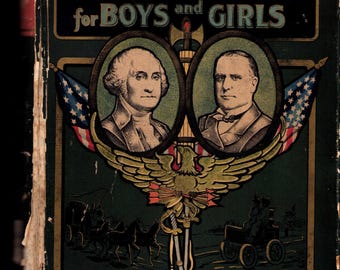 Può includere: Copertina di libro antico intitolata "Vite dei nostri presidenti per ragazzi e ragazze". La copertina presenta ritratti, bandiere americane e un'aquila. Il testo include "E la storia antica del nostro grande paese."