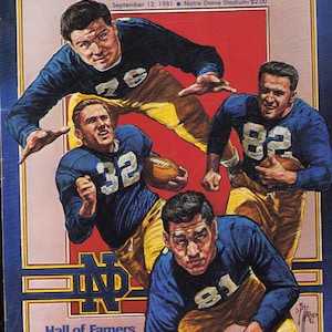 Könnte beinhalten: Ein Vintage-Football-Programm Notre Dame gegen LSU vom 12. September 1981 mit einer farbenfrohen Illustration von vier Footballspielern in blauen Trikots und goldfarbenen Hosen sowie dem aufgedruckten Text Notre Dame LSU und Hall of Famers 46-47.