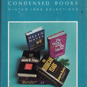 Könnte beinhalten: Eine Sammlung von Reader's Digest Condensed Books aus dem Winter 1969. Das Bild zeigt mehrere Buchcover, darunter Titel wie "On Reflection" von Helen Hayes, "The Wine and the Music" und "The Hurricane Years". Die Bücher sind vor einem türkisfarbenen Hintergrund gestapelt.