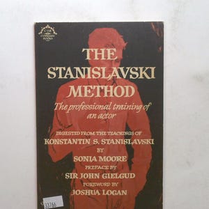 Könnte beinhalten: Buchumschlag mit einer roten und schwarzen Illustration eines Mannes. Der Titel lautet "Die Stanislawski-Methode" und der Untertitel lautet "Die professionelle Ausbildung eines Schauspielers". Das Buch ist von Sonia Moore, mit einem Vorwort von Sir John Gielgud und einem Vorwort von Joshua Logan.