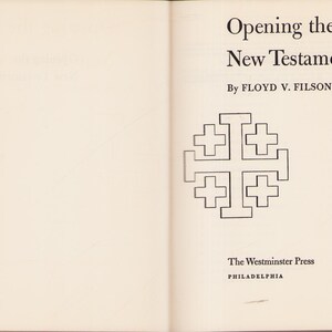 K&ouml;nnte beinhalten: Ein aufgeschlagenes Buch mit dem Titel "Opening the New Testament" von Floyd V. Filson. Es zeigt eine Schwarz-Wei&szlig;-Illustration eines Kreuzes und den Text "The Westminster Press, Philadelphia."