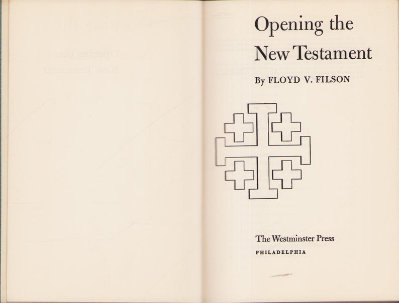 K&ouml;nnte beinhalten: Ein aufgeschlagenes Buch mit dem Titel "Opening the New Testament" von Floyd V. Filson. Es zeigt eine Schwarz-Wei&szlig;-Illustration eines Kreuzes und den Text "The Westminster Press, Philadelphia."