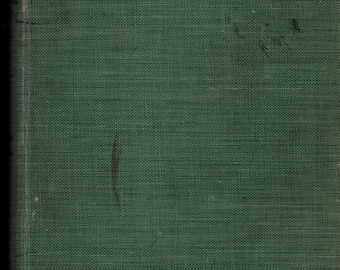 Op de afbeelding: Een vintage boekomslag met een groene, getextureerde stof. De titel, "A Campfire Girl's First Council Fire", is in het zwart gedrukt in een zwart rechthoekig kader. De omslag vertoont tekenen van ouderdom.