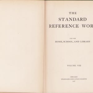 Könnte beinhalten: Aufgeschlagenes Buch mit dem Text: "THE STANDARD REFERENCE WORK" und "FOR THE HOME, SCHOOL, AND LIBRARY." Darunter sind "VOLUME VIII" und "CHICAGO STANDARD EDUCATION SOCIETY 1927" gedruckt. Die Seiten sind cremefarben.