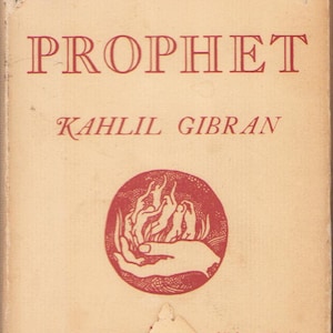 Könnte beinhalten: Vintage Buchcover von "Der Prophet" von Kahlil Gibran. Das Cover ist cremefarben mit rotem Text und einer kreisförmigen Illustration einer Hand, die Flammen hält. Name und Ort des Verlags unten.