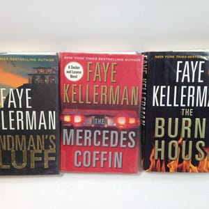Może przedstawiać: Wyświetlane są trzy książki Faye Kellerman. Tytuły to "Blindman's Bluff", "The Mercedes Coffin" i "The Burnt House". Okładki zawierają tekst i obrazy, w tym zachód słońca, samochód i płomienie.