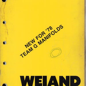 Puede incluir: Una cubierta de catálogo de color amarillo brillante con cinco agujeros perforados a lo largo del borde izquierdo. El texto dice 1978, NEW FOR '78 TEAM G MANIFOLDS y WEIAND AUTOMOTIVE INDUSTRIES en letras negras negritas. Hay un pequeño círculo verde dibujado a mano.