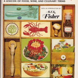 Könnte beinhalten: Ein Vintage-Kochbuchcover mit dem Titel "Cook's & Diner's Dictionary" mit Illustrationen von Lebensmitteln wie Sellerie, einem Hummer und einem Pilz. Das Cover zeigt auch den Text "Bay Leaves" und "Cloves".