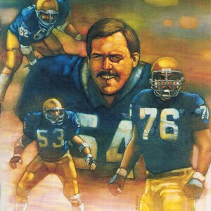 Könnte beinhalten: Ein Vintage-Sportplakat mit dem Titel LSU / NOTRE DAME, das ein zentrales Porträt eines Mannes mit Schnurrbart zeigt, umgeben von drei Footballspielern in blauen Trikots mit den Nummern 62, 53 und 76 sowie gelben Hosen, datiert vom 23. November 1985.