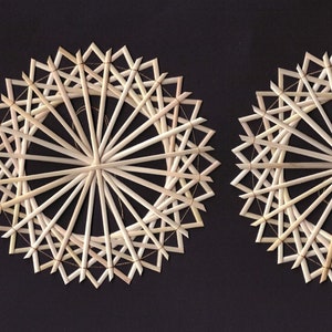 2 medium sized straw stars with hanger, gold thread, set Adele image 2