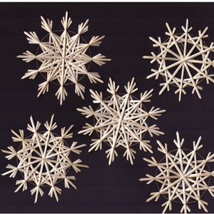 5 straw stars with hanger Lotta set gold yarn image 1