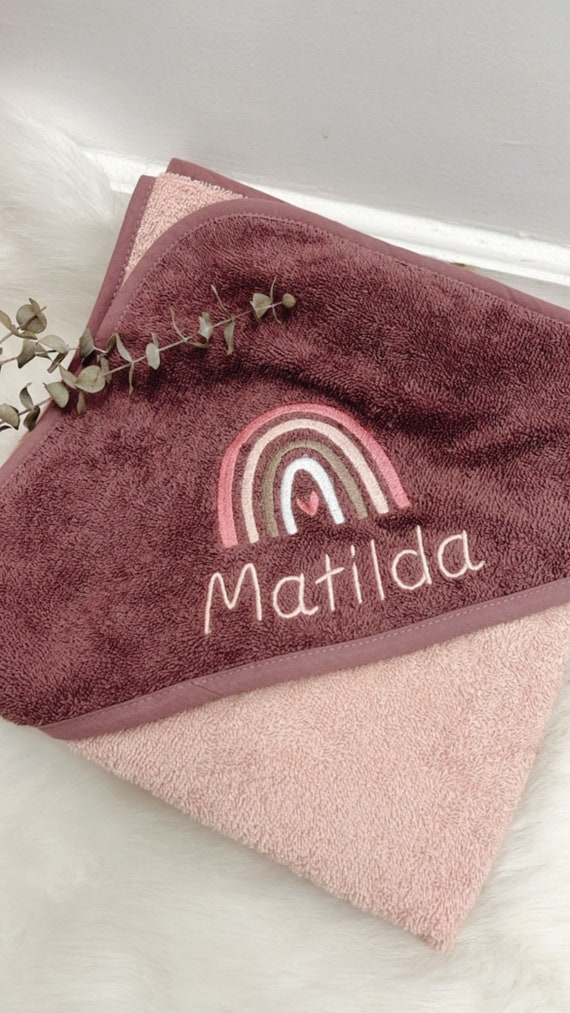 Kapuzenhandtuch/Badetuch mit Namen + Regenbogen, bestickt, personalisiert, Geschenk zur Geburt, Babygeschenk
