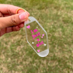 私はただの女の子 | アクリル製モーテルホテルキーホルダー
