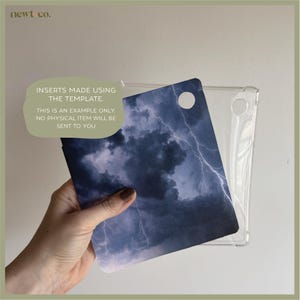 Puede incluir: Una funda transparente para tableta con un inserto azul oscuro y gris con un dise&ntilde;o de cielo tormentoso y rel&aacute;mpagos. El inserto tiene un agujero circular. El texto en el inserto dice: INSERTS MADE USING THE TEMPLATE. THIS IS AN EXAMPLE ONLY NO PHYSICAL ITEM WILL BE SENT TO YOU.
