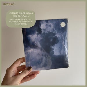 Puede incluir: Una funda transparente para tableta con un dise&ntilde;o de cielo tormentoso, con nubes azul oscuro y rel&aacute;mpagos blancos. El texto en la funda dice: INSERTS MADE USING THE TEMPLATE. THIS IS AN EXAMPLE ONLY. NO PHYSICAL ITEM WILL BE SENT TO YOU.