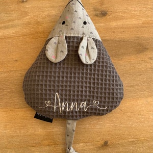 Könnte beinhalten: Ein graues und weißes Waffel-Plüschtier in Form einer Maus mit rosa Herzen und dem Namen "Anna" bestickt.