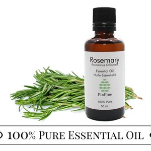 Peut inclure: Une bouteille de 50 ml d'huile essentielle de romarin 100% pure avec une étiquette verte indiquant "Rosemary Rosmarinus Officinalis Essential Oil Huile Essentielle PinPine 100% Pure 50 ml."
