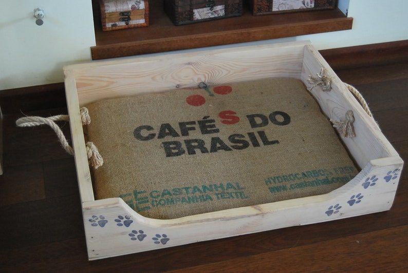 Dog bed wooden bed with a bag from Cafe do Brasil,