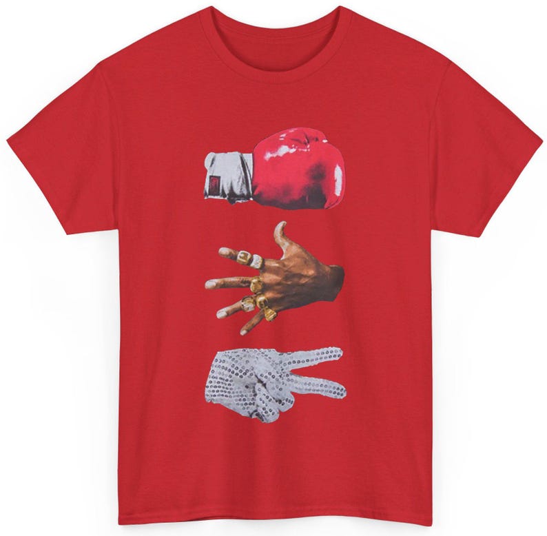 Peut inclure: T-shirt rouge avec un motif graphique repr&eacute;sentant un gant de boxe rouge, une main orn&eacute;e de bagues dor&eacute;es et une main faisant le signe de la paix. Le design est de style collage.