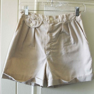 Vintage Women&#39;s Jildon Beige and Blue Striped Casual Shorts with Button