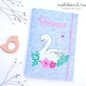U-Heft Hülle Vanessa * Schwan auf einem Blumenzweig mit Namen und Fach für Impfpass und Visitenkarte 3 in 1 * Filz *  individualisierbar