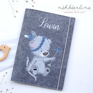 U-Hefthülle Lewin * Boho Teddy blau Feder mit Namen und Fach für Impfpass und Visitenkarte 3 in 1 * Filz * Umschlag * individualisierbar