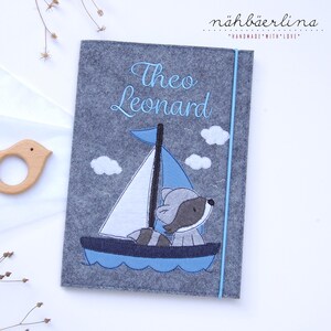 U-booklet raccoon in a sailboat, with name and compartment for vaccination certificate and business card 3 in 1 * felt * customizable