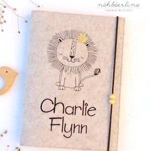 Untersuchungshefthülle / U-Heft-Hülle Löwenkönig Charlie mit Namen und Fach für Impfpass und Visitenkarten 3 in 1