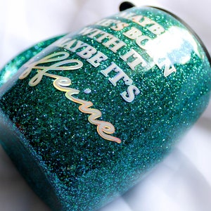 Peut inclure: Un gobelet en paillettes vert turquoise avec le texte "Maybe it's  because  we're  with it  maybe it's  coffee" en lettres blanches iris&eacute;es.