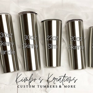 Peut inclure: Un ensemble de gobelets en acier inoxydable de diff&eacute;rentes tailles, dont 32oz slim, 30oz skinny, 30oz skinny avec poign&eacute;e, 22oz slim, 20oz skinny, 20oz, 14oz mug &agrave; caf&eacute; et 15oz verre &agrave; vin. Les gobelets sont tous argent&eacute;s et ont une finition polie. Le texte "Kimbo's Kreations CUSTOM TUMBERS & MORE" est imprim&eacute; en bas de l'image.