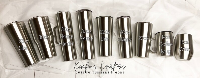 Peut inclure: Un ensemble de gobelets en acier inoxydable de diff&eacute;rentes tailles, dont 32oz slim, 30oz skinny, 30oz skinny avec poign&eacute;e, 22oz slim, 20oz skinny, 20oz, 14oz mug &agrave; caf&eacute; et 15oz verre &agrave; vin. Les gobelets sont tous argent&eacute;s et ont une finition polie. Le texte "Kimbo's Kreations CUSTOM TUMBERS & MORE" est imprim&eacute; en bas de l'image.