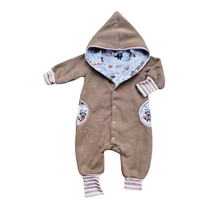 Strickoverall beige braun Waschbär Blätter Babygeschenk Jacke Taufe Bild 1