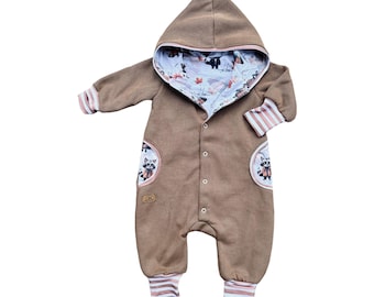 Strickoverall beige braun Waschbär Blätter Babygeschenk Jacke Taufe