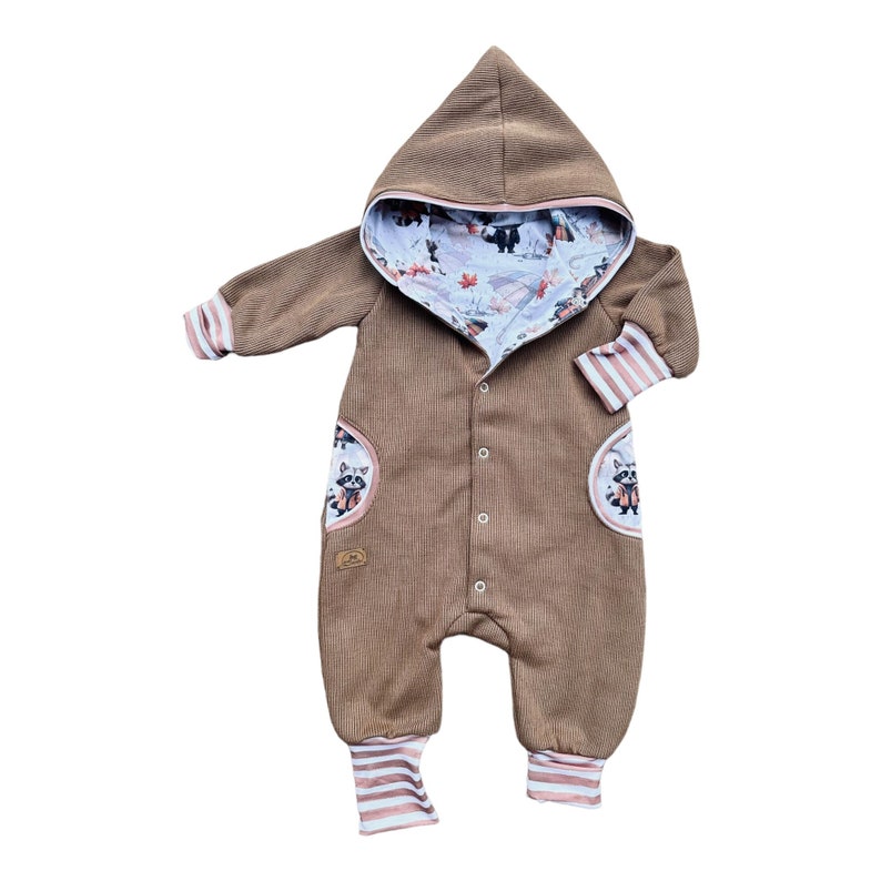 Strickoverall beige braun Waschbär Blätter Babygeschenk Jacke Taufe Bild 1