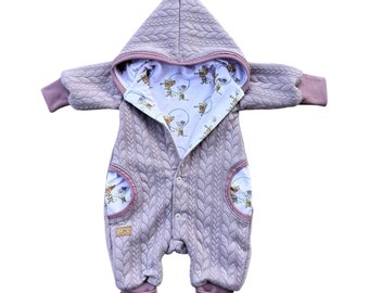 Overall mit Zopfmuster altrosa Bademeusel rosa Babygeschenk Jacke Taufe