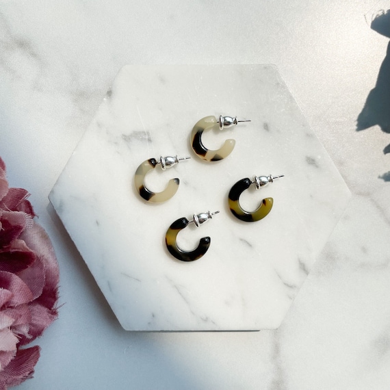 Small tortoise shell hoop cheap earrings