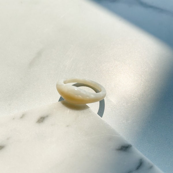 Bague dôme Ruyi en perle | Bagues empilables en résine acétate et perles blanches épaisses minimalistes