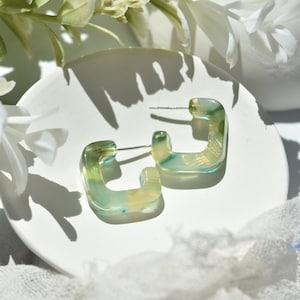 Mini Geo Hoops en gota de rocío / Aros geométricos cuadrados de oro azul verde con postes de plata esterlina