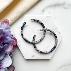Dünne runde 50 mm Creolen in der Hortensie Kollektion Große Creolen Blume Floral Creolen Cellulose Acetat 925 Sterling Silber Beiträge