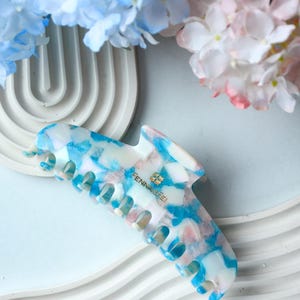 Pinza para el cabello grande Glamour Grip XL en berilo azul, azul, blanco y rosa brillante, acetato italiano con acabado en carey.