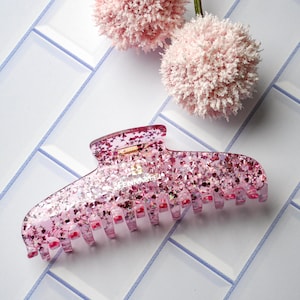 Pinza para el pelo Glamour Grip XL en rosa gelatina con purpurina de corazón rosa transparente y acetato italiano en carey XL.