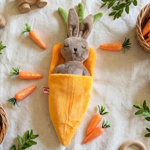 Puede incluir: Un juego de tres cuencos de cerámica anidados en tamaños graduados. Los cuencos son blancos con un acabado moteado y texturizado y presentan un borde ligeramente ensanchado. El cuenco más grande mide aproximadamente 20 cm de diámetro.